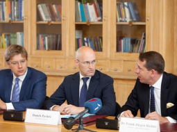 No kreisās - Rīgas domes priekšsēdētājs Nils Ušakovs (SC), ekonomikas ministrs Daniels Pavļuts (RP), starptautiskās organizācijas „Horasis” valdes priekšsēdētājs Franks Jirgens Rihters protokola parakstīšanas laikā. Foto: Toms Norde, Valsts kanceleja