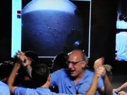 NASA lidojumu centra kontrolieri līksmo par pašgājēja robota veiksmīgo piezemēšanos uz Marsa. Foto: AFP/LETA