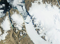 NASA satelītattēlā redzams Grenlandes Petermana ledājs ar plaisām, ko radījušas klimata pārmaiņas. Foto: AFP/LETA