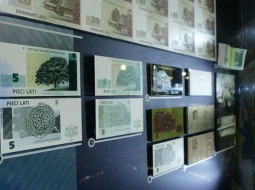 2014_09_nauda-banknotes-gatisgierts-f64-media-large1.jpg