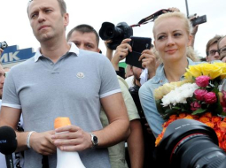Aleksejs Navaļnijs kopā ar sievu un sagaidītājiem Maskavas dzelzceļa stacijā. Foto: AFP/LETA