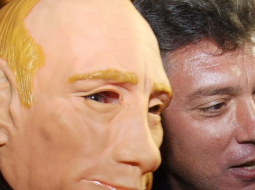 Boriss Ņemcovs un Krievijas premjerministra Vladimira Putina maskā tērpies opozicionārs ''31.datuma'' mītiņā Maskavā 2010.gada 31.oktobrī. Foto – EPA/LETA