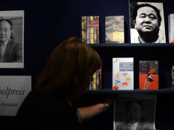 Nobela prēmijas laureāta literatūrā Mo Jaņa darbi tiek izlikti Frankfurtes grāmatu tirgū. Foto: AFP/LETA