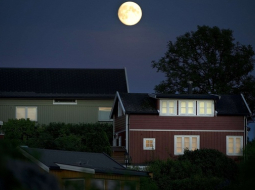 Pilnmēness Norvēģijas salās. Foto: AFP/LETA