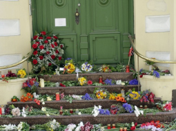 Ziedi pie Norvēģijas vēstniecības Rīgā. Foto: Jānis Saliņš, F64