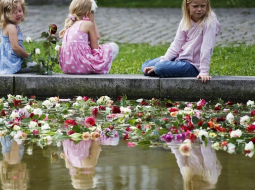 Ziedi Norvēģijas slaktiņa upuriem. Foto: AFP/LETA