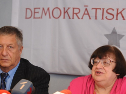 Maskavas Valsts Universitātes profesors Konstantīns Borovojs un partijas "Demokrātiskā savienība" dibinātāja, disidente Valērija Novodvorskaja piedalās Krievijas režīma opozicionāru preses konferencē. Foto: Evija Trifanova, LETA