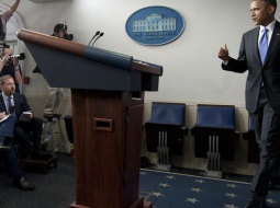 ASV prezidents Baraks Obama žurnālistiem preses konferencē rāda paceltu īkšķi. Foto: AFP/LETA