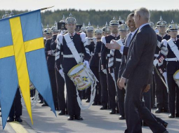 ASV prezidentu Baraku Obamu vizītē Stokholmā sagaida Zviedrijas ārlietu Karls Bilts. Foto: AFP/LETA