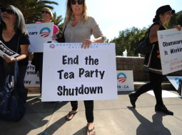 Protestētāji pret republikāņiem jeb tā sauktajiem tējas dzērājiem pie Baltā nama. Foto: AFP/LETA