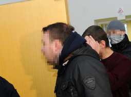 Aizturētais vīrietis, kuru policija tur aizdomās par sešu cilvēku saduršanu Olainē, tiek konvojēts uz Rīgas rajona tiesas sēdi. Foto: Evija Trifanova, LETA