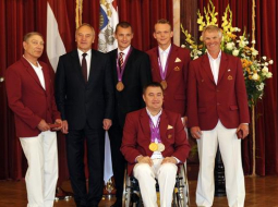 Latvijas olimpieši - gan Londonas olimpisko spēļu medaļnieki, gan Paraolimpisko spēļu uzvarētāji pieņemšanā pie Valsts prezidenta. Foto: Romāns Kokšarovs, F64
