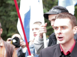 Jevgeņijs Osipovs saka uzrunu 2007.gadā sapulcē pie Barklaja de Tolli pieminekļa Rīgā. Foto: Ieva Čīka, LETA