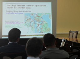 Kundziņsalā topošā SIA "Riga fertilizer terminal" minerālmēslu īslaicīgās uzglabāšanas un pārkraušanas kompleksa ārpusobjekta civilās aizsardzības plāna sabiedriskā apspriešana. Foto: Ieva Čīka, LETA