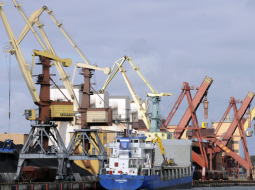 Ventspils Brīvosta. Foto: Romāns Kokšarovs, F64