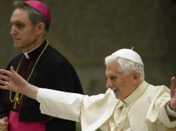 Romas pāvests Benedikts XVI pateicas ticīgajiem un aicina lūgties. Foto: AFP/LETA