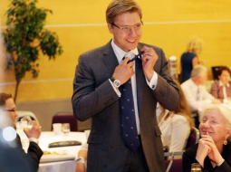 Rīgas domes priekšsēdētājs Nils Ušakovs (SC) noņem šlipsi partiju apvienības "Saskaņas centrs"/"Gods kalpot Rīgai" pasākumā pašvaldību vēlēšanu rezultātu sagaidīšanai viesnīcā "Radisson Blu Hotel Latvija". Foto: Edijs Pālens, LETA