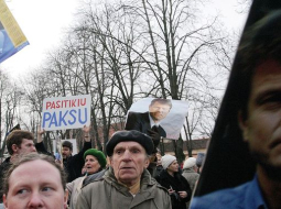 Rolanda Paksa atbalsta mītiņš 2003.gada novembrī Viļņā. Foto: Kestutis Vanagas, F64