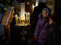 Pareizticīgo baznīcā. Foto: Dmitrijs Suļžics, F64