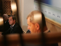 Vēstures brīdis - "Parex" īpašnieki Valērijs Kargins (centrā) un Viktors Krasovickis slēdz lata darījumu ar valsti par bankas pārņemšanu. Priekšplānā runā toreizējais finanšu ministrs Atis Slakteris. Foto: Raitis Plauks, F64