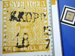 Par pasaulē dārgāko pastmarku uzskatītā Zviedrijas Treskiling marka. Tās aptuvenā vērtība lēsta ap 2 miljoniem eiro. Dzeltenā trīsšiliņu marka izdota 1855.gadā. Toreiz Zviedrijas pasts kļūdas pēc nodrukāja nepareizas markas, uzdrukājot trīs šiliņu vērtību uz dzeltenajām markām zili zaļo marku vietā. Avots: EPA/LETA