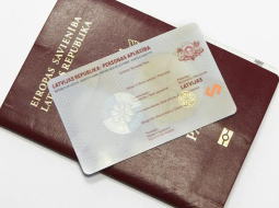 Latvijas Republikas pase un personas apliecība jeb elektroniskās identifikācijas kartes (eID) prototips. Foto: Edijs Pālens, LETA