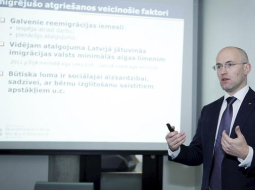 Ekonomikas ministrs Daniels Pavļuts prezentē reemigracijas konceptu. Foto: Nora Krevneva, F64
