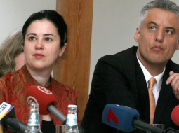 Pasaules Bankas vecākā ekonomiste Emīlija Sinota un Pasaules Bankas Polijas un Baltijas valstu reģionālais direktors Havjers Deviktors piedalās pētījuma "Latvija: kurš ir bezdarbnieks, ekonomiski neaktīvais un trūcīgais?" prezentācijā. Foto: Andrejs Baburovs, LETA