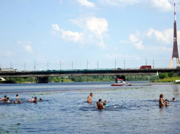 Peldvietā Daugavā pie Lucavsalas. Foto: Evija Trifanova, LETA