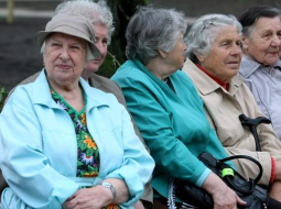 Pensionāres Vecmīlgrāvī. Foto: Edijs Pālens, LETA