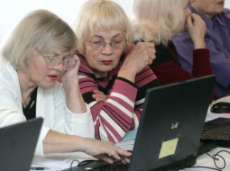 Pensionāres mācās datorzinības. Foto: Raitis Plauks, F64