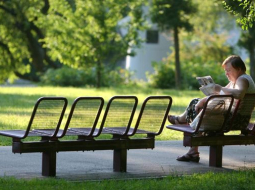 Pensionārs parkā. Foto: Lauris Nagliņš, LETA
