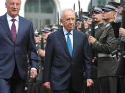 Valsts prezidents Andris Bērziņš svinīgi sagaida Izraēlas prezidentu Šimonu Peresu. Foto: Ilmārs Znotiņš, AFP/LETA