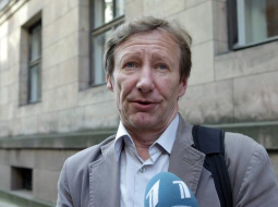Kustības "Par vienlīdzīgām tiesībām" pārstāvis Jurijs Petropavlovskis ieradies iesniegt Centrālajā vēlēšanu komisijā parakstus referenduma ierosināšanai par pilsonības automātisku piešķiršanu visiem nepilsoņiem. Foto: Ieva Čīka, LETA