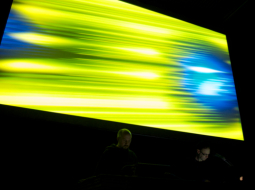 Sestdien, 12. oktobrī festivāla noslēguma koncertā ar audiovizuālu performanci “Fizikāls” (Physical) Spīķeru koncertzālē uzstāsies pazīstamie kanādiežu elektroniskās mūzikas mākslinieki Metjū Bīdermans un Alens Tibols. Publicitātes foto