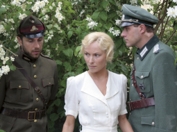 Arvīda Krieva filmā Dancis pa trim spēlē arī Mārtiņš Freimais (pa labi) — viņam filmā ir gan vācu virsnieka, gan mūsdienās dzīvojoša Ata loma.  Attēlā arī Jānis Vingris un Kristīne Nevarauska. Publicitātes foto