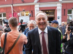Attēlā: Andris Bērziņš (ZZS) ceturtdienas rītā ejot cauri piketētāju pūlim pie Saeimas. 