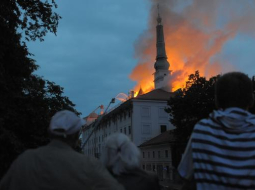 Deg Rīgas pils. Foto: Gints Ivuškāns, F64