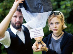 Akcijas organizatori no zviedru reklāmas aģentūras ar pirmā "plīša desanta" lācīti rokās. Foto no žurnāla "Ir"