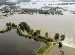 Applūdusī Fišbekas apdzīvotā vieta netālu no Magdeburgas. Foto: EPA/LETA