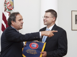 UEFA prezidents Mišels Platinī dāvina premjerministram Valdim Dombrovskim vimpeli. Autors: Andrejs Strokins, F64