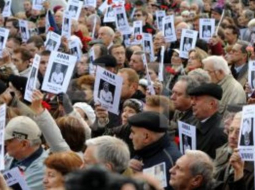 Mītiņš 2009.gadā, kurā tauta prasa izmeklēt žurnālistes Annas Poļitkovskas slepkavību. Foto: AFP/LETA