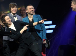 Grupa "Prāta vētra" ar iegūto "Latvijas mūzikas ierakstu Gada balvu 2012" nominācijā "Labākā dziesma" par dziesmu "Lantern". Foto: Ieva Čīka, LETA