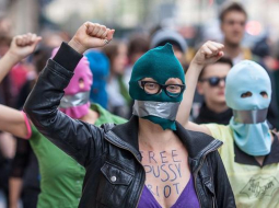 "Pussy Riot" atbalstītājas pie Krievijas vēstniecības Varšavā. Foto: AFP/LETA