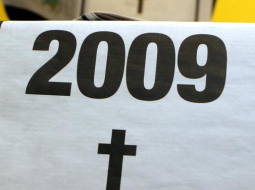 Laiks skrien ātri - brīdinot par preses industrijas apdraudējumu, visi lielākie Latvijas laikraksti 2008.gada 11.decembrī iznāca sēru noformējumā - uz avīžu vākiem publicēts uzraksts "Prese 2009", zem kura attēlots melns krusts uz balta fona. Pēc trīs gadiem - 2012.gadā - avīzes sestdienās vairs neiznāk. Kas būs turpmāk? Foto: Evija Trifanova, LETA