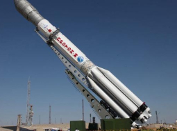 Raķete "Proton-M" pirms nelaimīgā starta. Foto: EPA/LETA