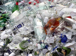 Sasistas nelegālā alkohola pudeles. Foto: Edijs Pālens, LETA