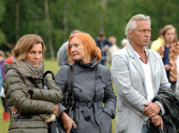 Irēna Pulkinena (vidū) apmeklēja arī Valda Zatlera amata termiņa noslēguma pasākumu Likteņdārzā. Foto: Gints Ivuškāns, F64