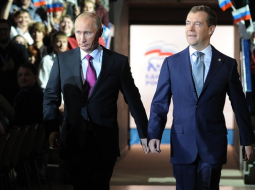 Krievijas prezidents Dmitrijs Medvedevs un premjerministrs Vladimirs Putins 24.septembrī valdošās partijas "Vienotā Krievija" kongresā, kurā Medvedevs lūdzis Putinu atkārtoti kļūt par Krievijas prezidentu. FOTO: AFP/LETA