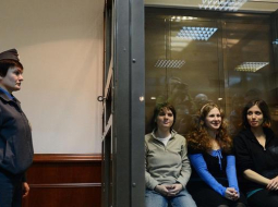 "Pussy Riot" dalībnieces slēgtajā tiesas būrī. Foto: AFP/LETA
